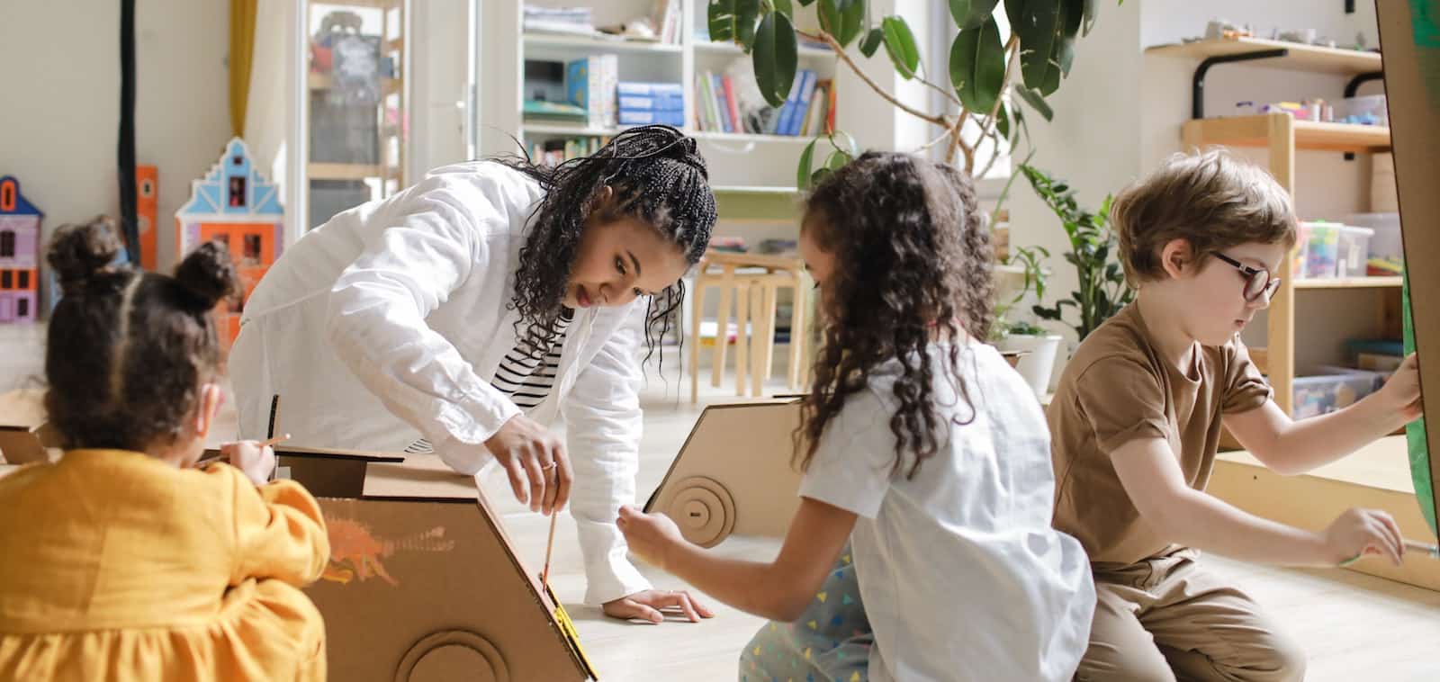 Bambine, bambini e pittura: come l'arte aiuta a sviluppare